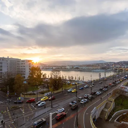Magical Danube View In A Spacious Two Bedroom Next To Parliament * ブダペスト