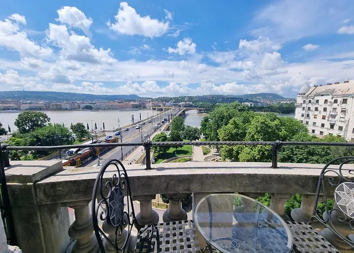 Magical Danube View In A Spacious Two Bedroom Next To Parliament アパート