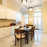 Magical Danube View In A Spacious Two Bedroom Next To Parliament Appartement *