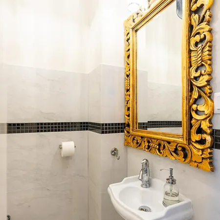 Magical Danube View In A Spacious Two Bedroom Next To Parliament Будапешт