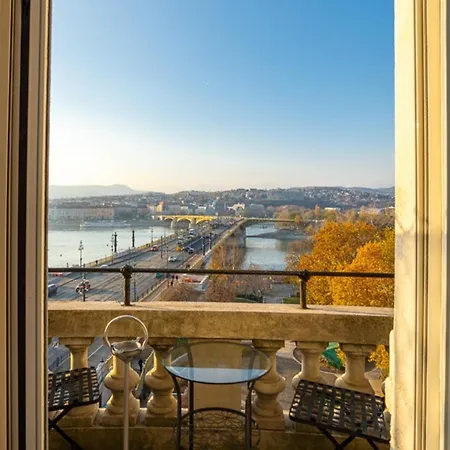 Magical Danube View In A Spacious Two Bedroom Next To Parliament Апартаменты