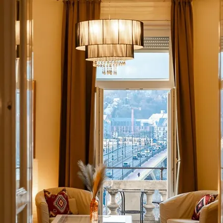 Апартаменты Magical Danube View In A Spacious Two Bedroom Next To Parliament *