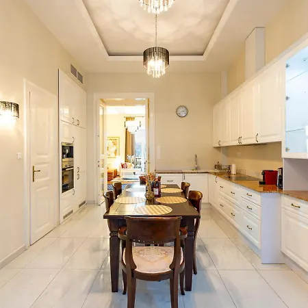 Апартаменты Magical Danube View In A Spacious Two Bedroom Next To Parliament