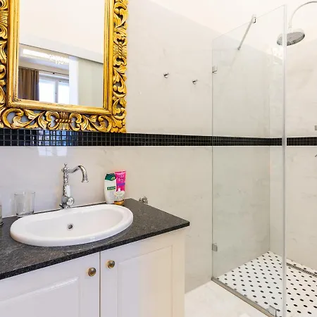 Magical Danube View In A Spacious Two Bedroom Next To Parliament