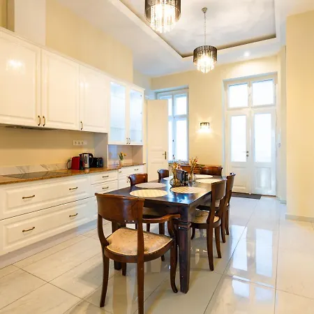 Magical Danube View In A Spacious Two Bedroom Next To Parliament Apartment *