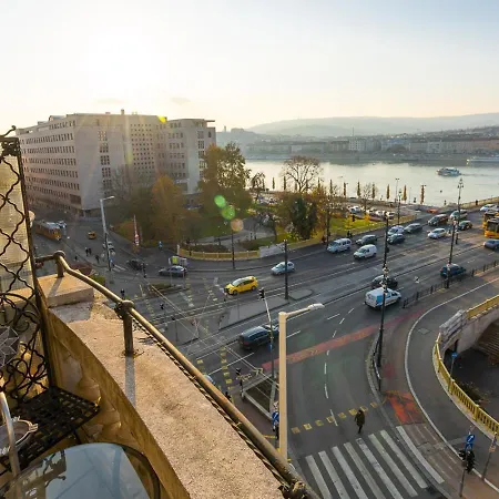 Апартаменты Magical Danube View In A Spacious Two Bedroom Next To Parliament