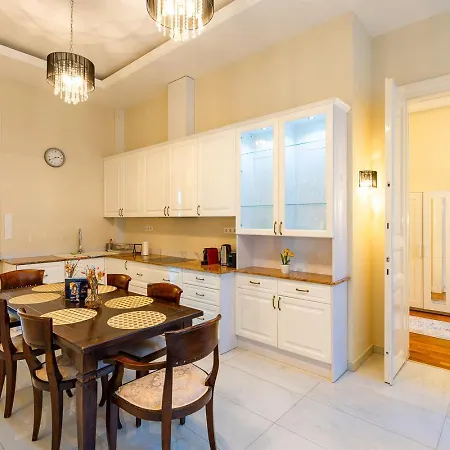 Magical Danube View In A Spacious Two Bedroom Next To Parliament