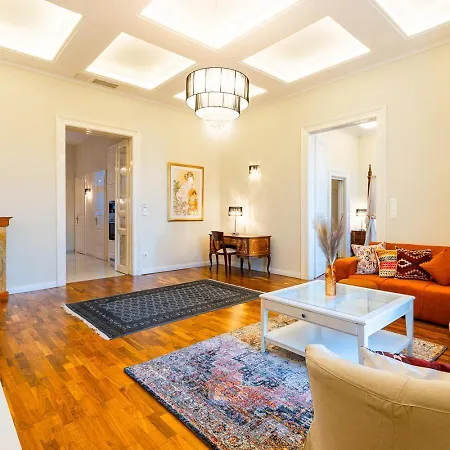 Апартаменты Magical Danube View In A Spacious Two Bedroom Next To Parliament