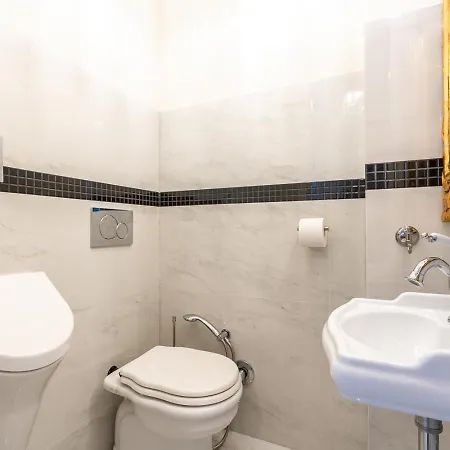 Magical Danube View In A Spacious Two Bedroom Next To Parliament Будапешт