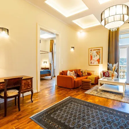 Magical Danube View In A Spacious Two Bedroom Next To Parliament Будапешт