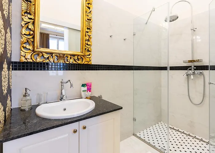 Magical Danube View In A Spacious Two Bedroom Next To Parliament